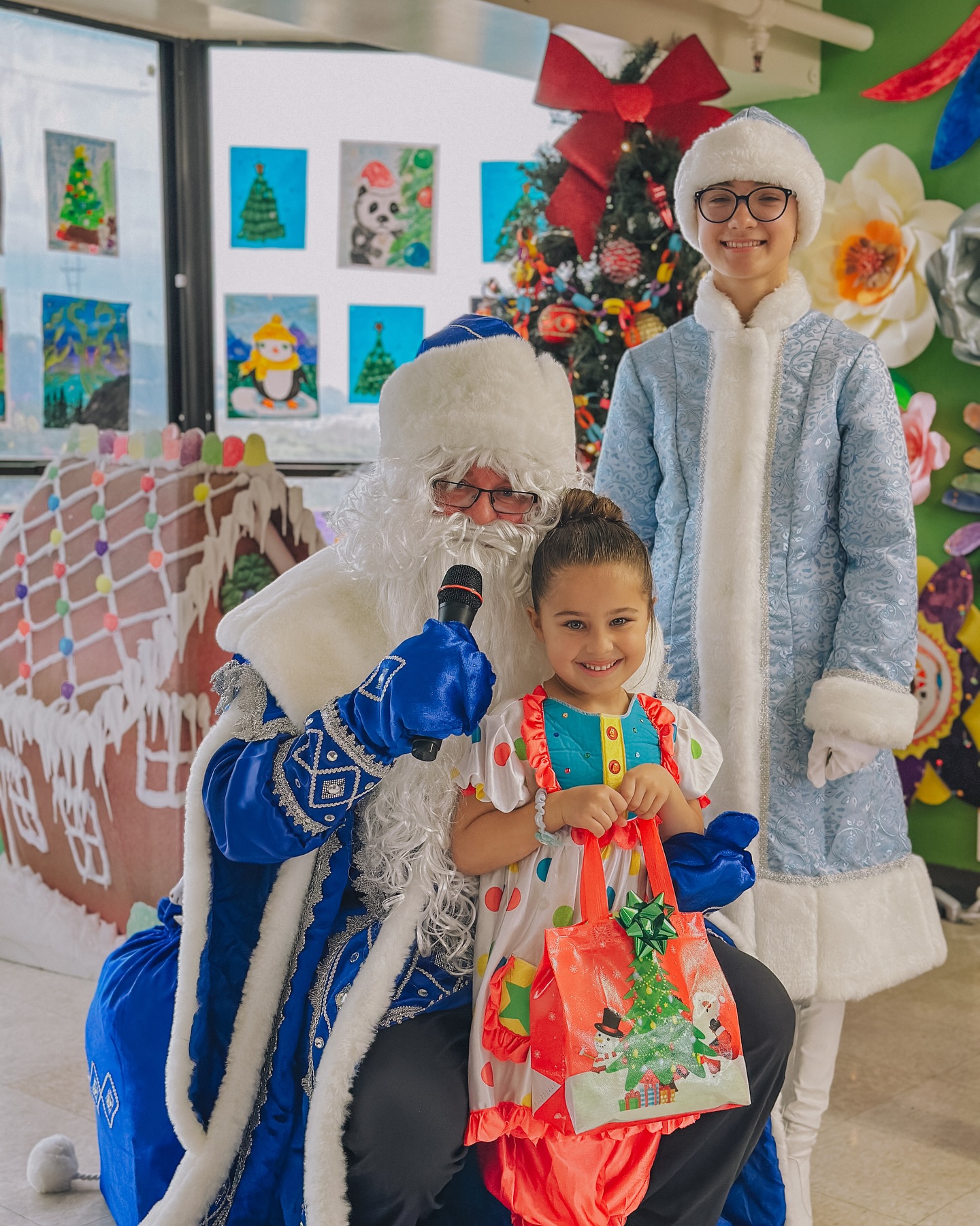 🎅Почему Деда Мороза окружает цветущий луг, а не снежные сугробы? Потому что Незнайка и его друзья уговорили волшебника посетить Цветочный город! 🌸

Песни, танцы, стихи и подарки – это...